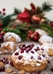 gefüllter streuselkuchen mit granatapfelkernen und puderzucker vor weihnachtsdekortion