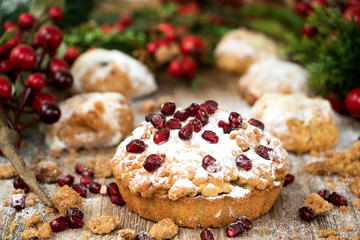 apelkuchen mit knusprigen streuseln und puderzucker zur Weihnachtszeit