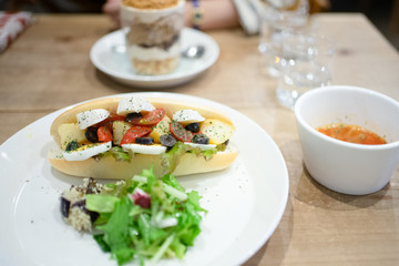 カフェのサンドイッチランチ