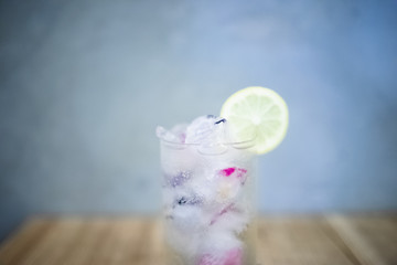 カフェで飲むエディブルフラワーのソーダ