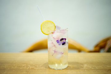 カフェで飲むエディブルフラワーのソーダ