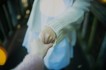 手を引いて歩く女性