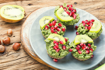 Cupcakes from avocado and kiwi.