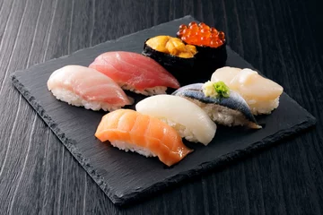 Selbstklebende Fototapeten Sushi Sushi. Japanisches Essen © Nishihama
