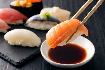 Selbstklebende Fototapeten Sushi Sushi. Japanisches Essen © Nishihama