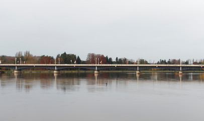 Lac d'Allier à Vichy avec vue sur le pont de Bellerive-sur-Allier depuis la rive gauche 