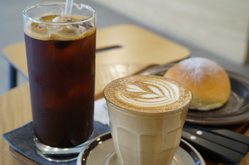 카페에서 즐기는 맛있는 커피와 빵