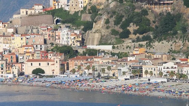 Spiaggia affollata di persone lontane in localit&agrave; turistica