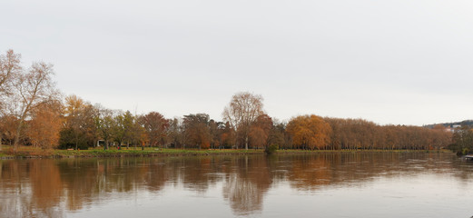 Fototapeta premium Vichy en Allier. Paysage automnal des jardins et parcs floraux le long des berges de la rive droite du lac d'Allier en amont du Pont de Bellerive-sur-Allier