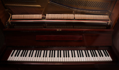 Fototapeta na wymiar Piano with open front