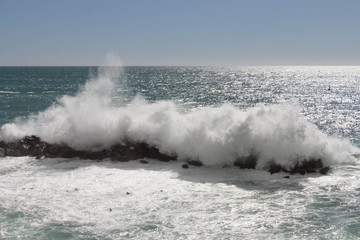 Horizon line over sea and a waves are crashing stones.