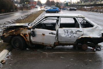 Obraz premium burnt out old grey car