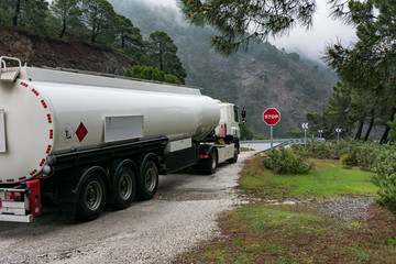 Camion cisterna de mercancias peligrosas