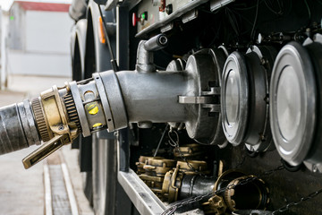Obraz na płótnie Canvas Camion cisterna de mercancias peligrosas suministrando combustible a una estacion de servicio