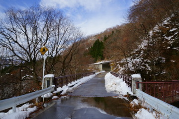 初冬雪国、水たまりと道路