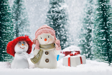 Snowmen and gifts