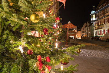 Weihnachtliche Beleuchtung in Rothenburg ob der Tauber bei Nacht, Deutschland