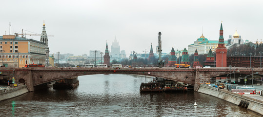 Fototapeta na wymiar panorama of the Moscow river and the Moscow Kremlin from Zaryadye Park