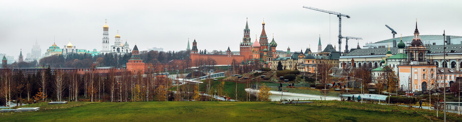 Naklejka premium panorama of St. Basil's Cathedral (Pokrovsky Cathedral) and the Moscow Kremlin from Zaryadye Park