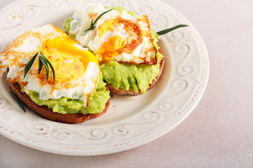 toast with avocado and egg