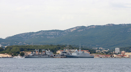 Obraz premium military ship - Toulon harbor