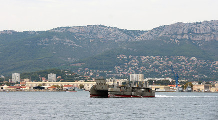 Fototapeta premium military ship - Toulon harbor