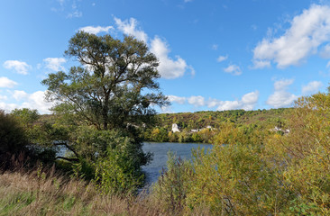 Obraz premium White cliifs and Seine river in the french Vexin regional nature park