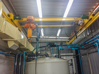 Crane lifting equipment and tools, installed under the roof of the room.