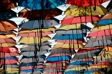 Bunte Regenschirme als Schattenspender