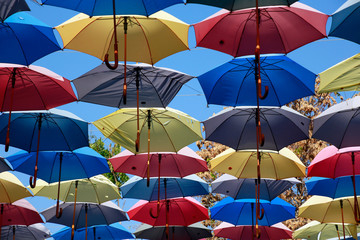 Bunte Regenschirme als Schattenspender