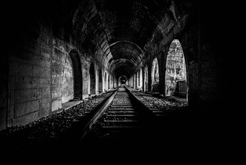 Fototapeta premium トンネルの廃線跡