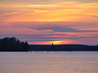 Obraz premium Beautiful colourful sunset at the lake