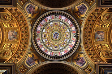 Obraz premium BUDAPEST, HUNGARY. The imposing dome of St Stephen's Basilica (Szent Istvan Bazilika). 