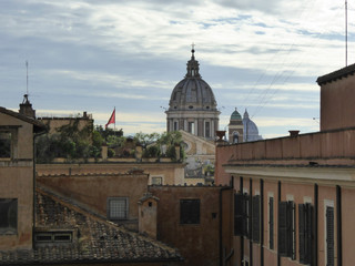 Fototapeta na wymiar Blick über die Dächer von Rom von der Piazza della Trinita dei Monti zur Basilica dei Santi Ambrogio e Carlo al Corso