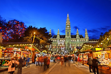 De kerstmarkt voor het Rathaus (stadhuis) van Wenen, Oostenrijk
