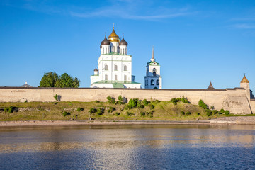 Pskov the Velikaya River. Pskov Krom (Kremlin). Evening