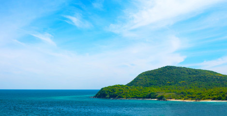 Fototapeta premium Beautiful beach and blue sea tropical green islands blue sky white cloud