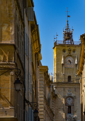 Place de la mairie Aix en Provence avec l'horloge de la cathédrale, hôtel de vile, fontaine,...