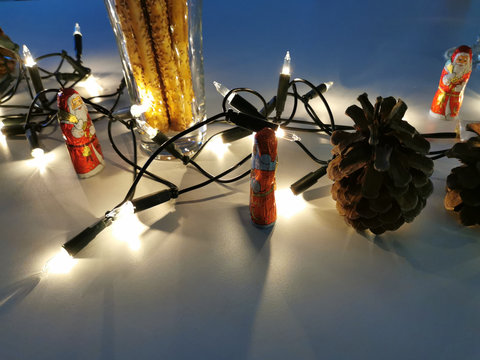Leuchtende Weihnachtsdekoration auf dem Tisch