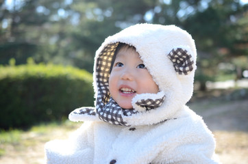 公園で遊ぶ子供