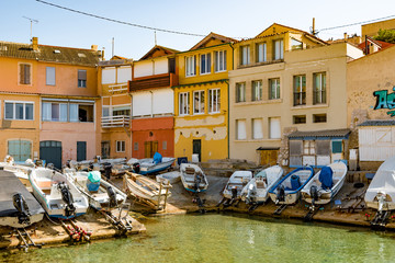 Port avec bateaux sur la rive les goudes à marseille en France, maisonnettes méditerranéenne 