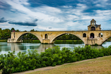 Pose longue au pont d'avignon un matin de printemp dans le vaucluse, monument de la deuxième...
