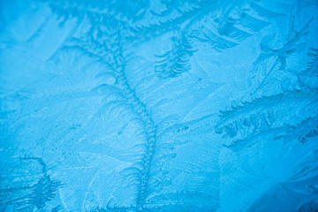 Eisblumen/Eiskristalle auf Glasscheibe