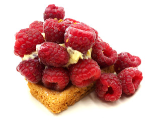 Galleta con frambuesas.