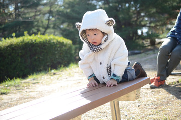公園で遊ぶ子供