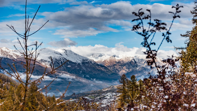 Sommet de montagne avec neige en hiver &agrave; Orci&egrave;re, orres, foux d'allos, serre chevalier, magnifique domaine &agrave; ski et parfait pour la randonn&eacute;e, domaine skiable pour asf et professionnel du secteur