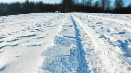 Obraz premium spuren im schnee, reifenspuren im schnee, winterlandschaft , verschneite landschaft