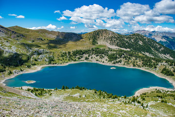 Lac d'Allos, Parc National du Mercantour dans les Alpes de Haute Provence, France, Foux allos, surplombant et sur plongeant la vallée des merveilles, compte de fée à l'état naturel, bonheur vivant © Camille