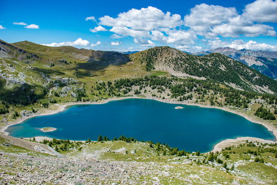 Lac d'Allos, Parc National du Mercantour dans les Alpes de Haute Provence, France, Foux allos, surplombant et sur plongeant la vall&eacute;e des merveilles, compte de f&eacute;e &agrave; l'&eacute;tat naturel, bonheur vivant