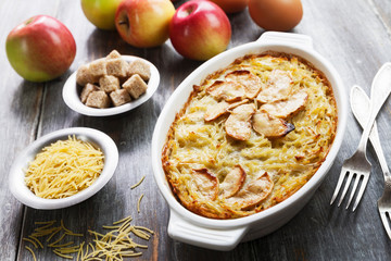 Noodles casserole with apples